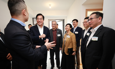 財政司副司長黃偉綸在房協主席凌嘉勤教授及行政總裁陳欽勉陪同下，參觀資助出售房屋項目「樂嶺軒」的單位。